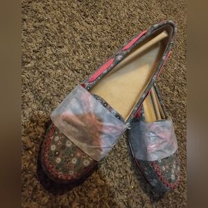 UGG Moccasins NWT Grey Floral w/pink bow women size 8